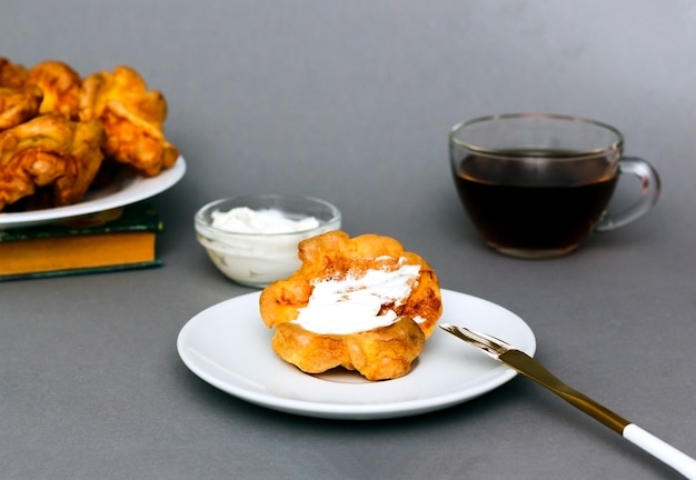 Desayuno cocido: pudín de Yorkshire, queso y té.