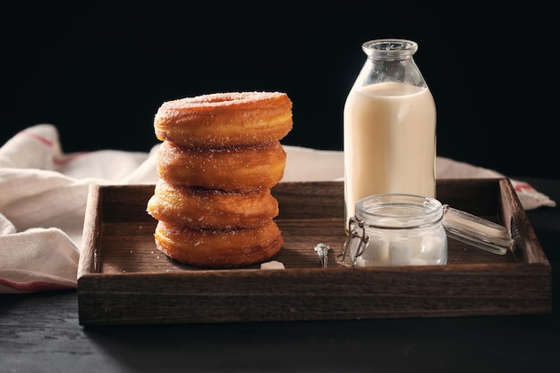 Desayuno de comida rápida con donut y café.