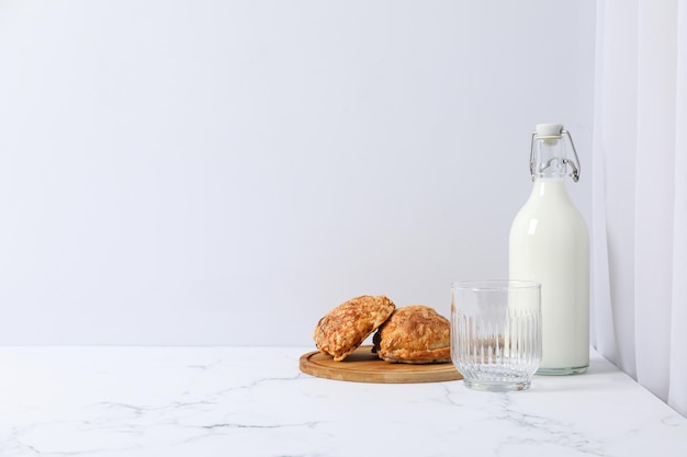 Desayuno comida sabrosa concepto leche con productos de panadería