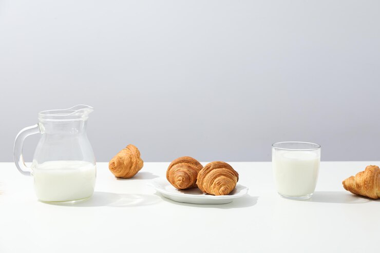 Desayuno comida sabrosa concepto leche con productos de panadería
