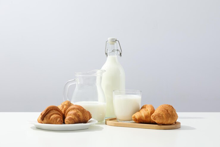 Desayuno comida sabrosa concepto leche con productos de panadería