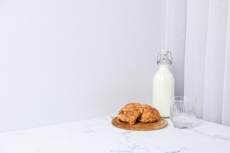 Desayuno comida sabrosa concepto leche con productos de panadería