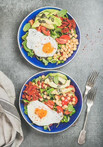 Desayuno de concepto de alimentación limpia con semillas de verduras de garbanzo de huevo frito