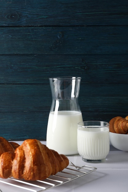 Desayuno concepto de comida sabrosa leche con productos de panadería