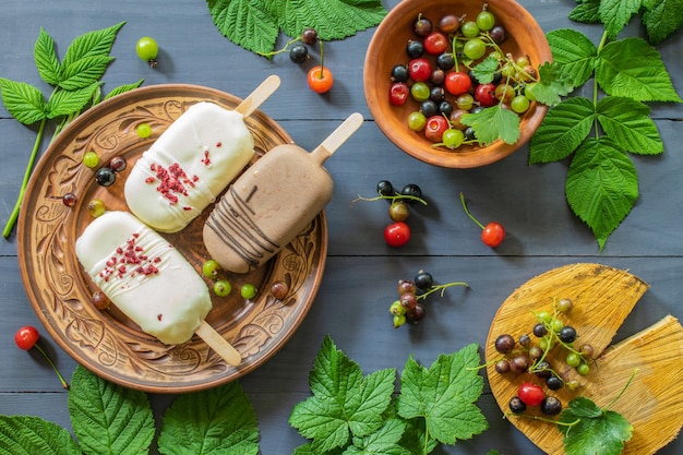 Desayuno de concepto rústico en una mesa de madera blanco y helado de chocolate en una placa de arcilla