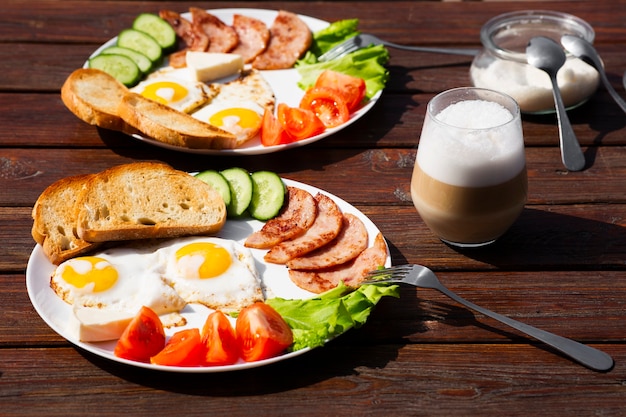 Desayuno continental con huevos, jamón, verduras y queso.