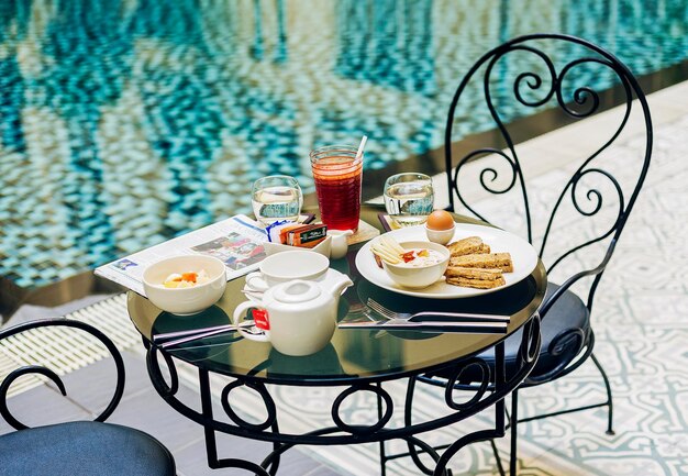 Desayuno continental junto a la piscina del hotel