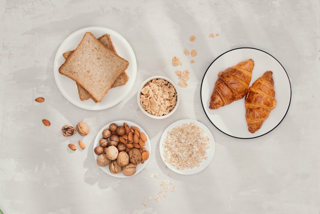 Desayuno continental: tostadas, croissants, nueces mixtas, leche