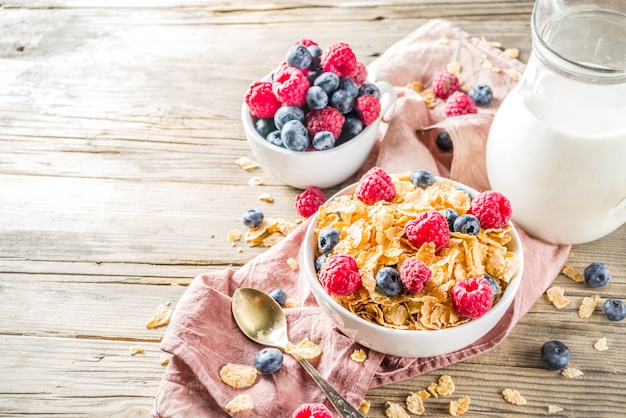 Foto desayuno copos de maíz con leche y bayas