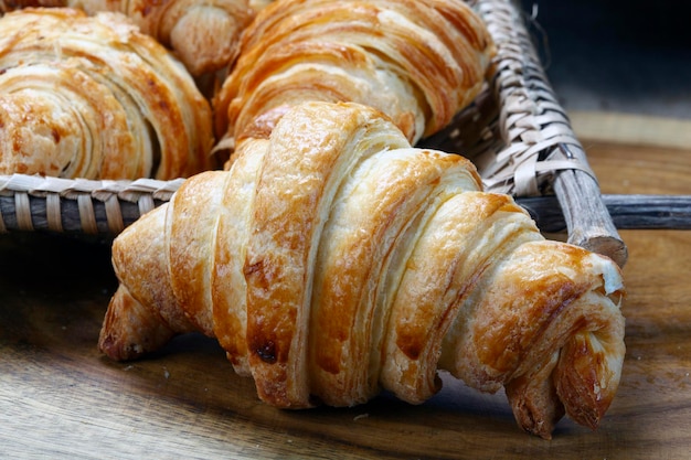 Desayuno con croissant y café negro.