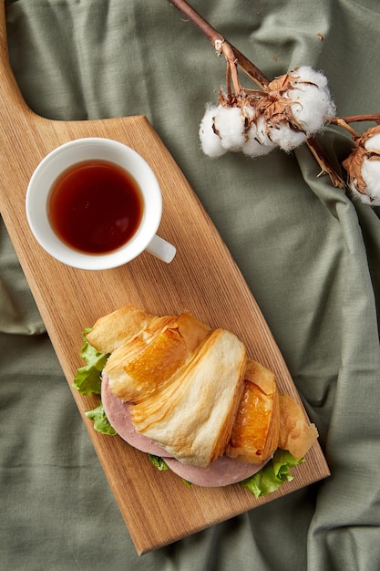 desayuno con croissant y café