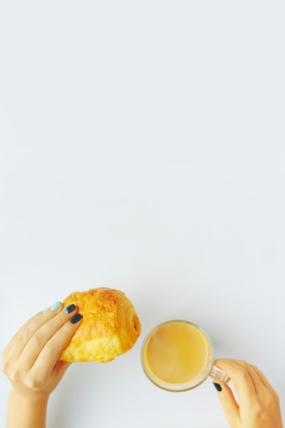 Desayuno con croissant francés y café.