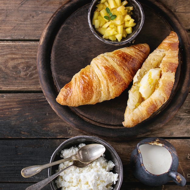 Desayuno con croissant y mango.