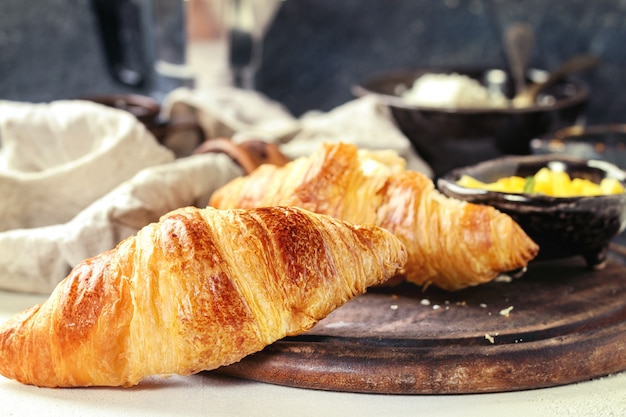 Desayuno con croissant y mango.