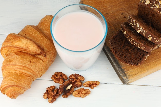 Desayuno croissant con queso, bayas y nueces Comida abundante y saludable