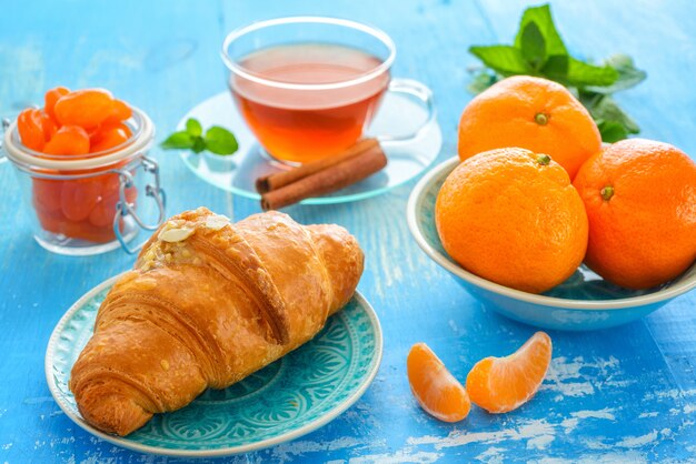 Desayuno con croissant recién hecho