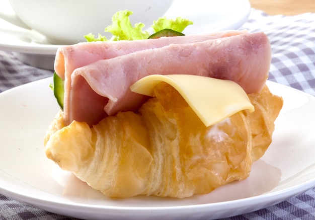 Desayuno de Croissant Sandwich (jamón y queso)