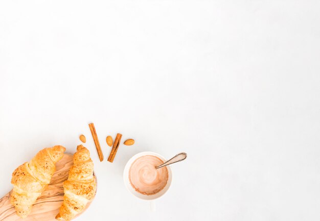 Desayuno con croissant