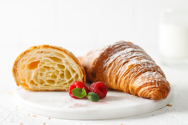 Desayuno con croissant