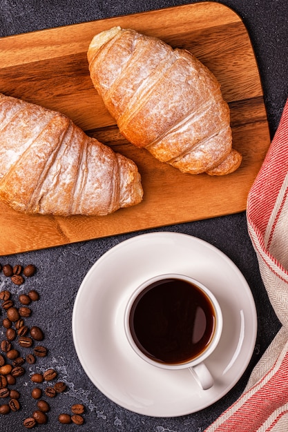 Desayuno con croissants recién hechos, jugo de naranja y café.