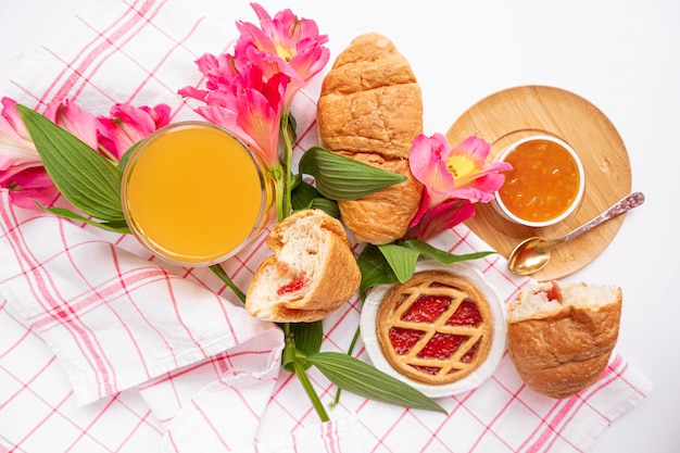 Desayuno con croissants sobre toalla