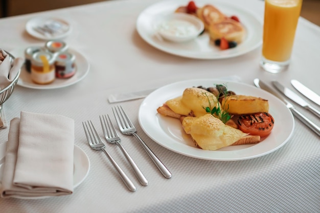 Desayuno delicioso. Cerrar imagen del desayuno servido en la mesa