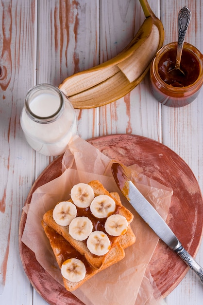 Desayuno delicioso y saludable en una mesa de madera clara.