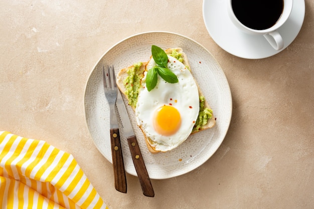 Desayuno delicioso. Tostada de aguacate y huevo frito. Comida sana, vista superior.