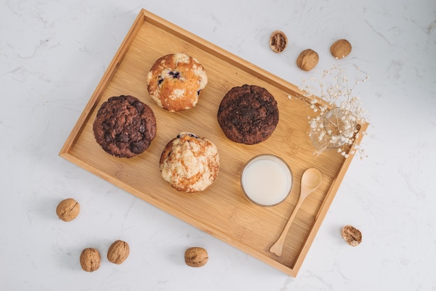 Desayuno con deliciosos muffins caseros frescos y leche.