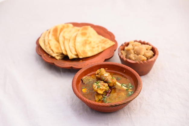 Desayuno desi Cordero nalli nihari Halwa y paratha servidos en un plato aislado en la vista superior de fondo del desayuno de bangladesi