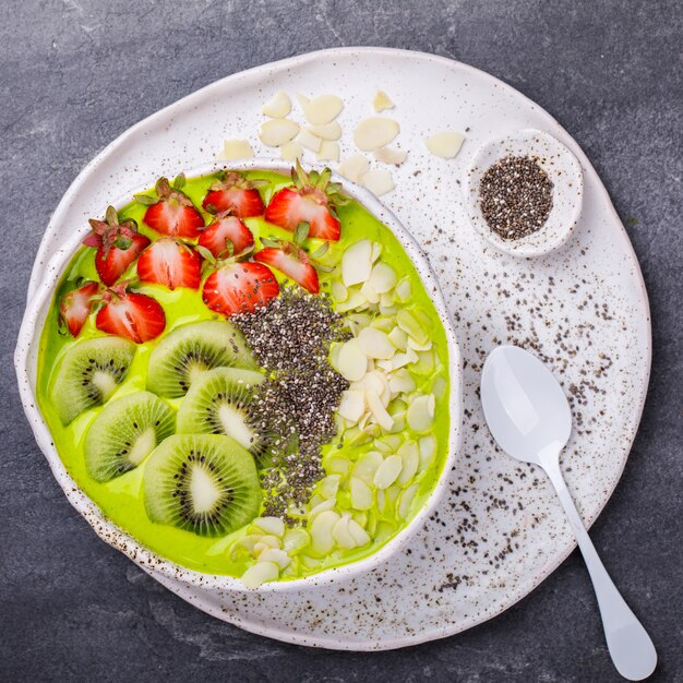 Desayuno Detox Green Smoothie Bowl con bayas frescas