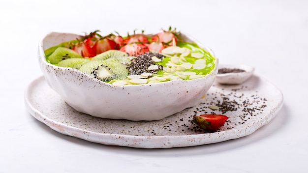 Desayuno Detox Green Smoothie Bowl con bayas frescas