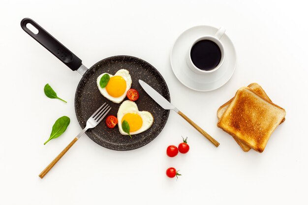 El desayuno del día de San Valentín consiste en huevos revueltos con forma de corazón.