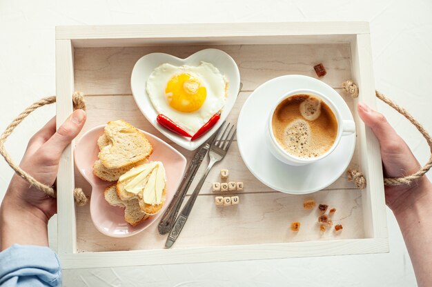 Desayuno en el Día de San Valentín Desayuno para su ser querido En una traa Vista desde arriba