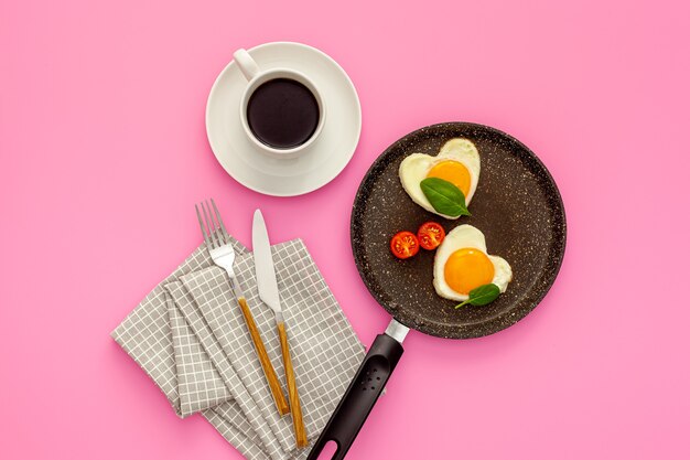 Desayuno en el día de San Valentín Huevo frito en forma de corazón