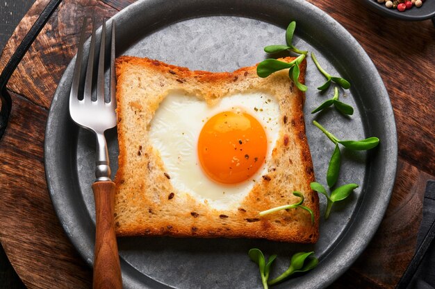 Desayuno del día de San Valentín Huevos fritos y pan en forma de corazón y verduras frescas sobre fondo rústico de madera vieja Desayuno con sorpresa para los seres queridos Mock up