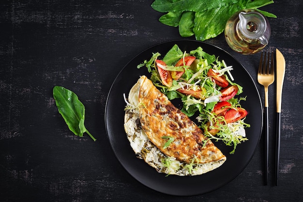 Desayuno dietético cetogénico Tortilla con ensalada de acedera y tomate Vista superior espacio de copia