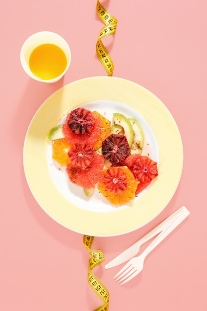 Desayuno dietético saludable cinta métrica vista superior de jugo de naranja