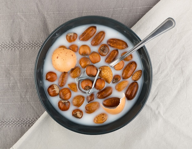 Desayuno Divertido con Nueces y Objetos Metálicos