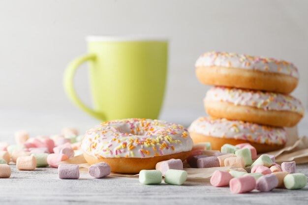 Desayuno con donas y taza de café