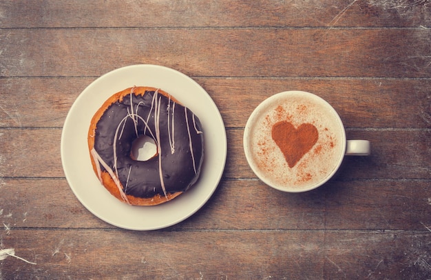 Desayuno con donuts y café.