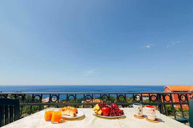 Desayuno para dos en el balcón con vista al mar