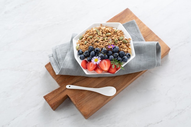 Desayuno de durazno arándano yogur de granola en dieta saludable por la mañana