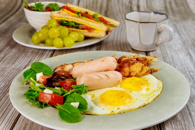 Desayuno equilibrado con bocadillos, uva y taza de café.