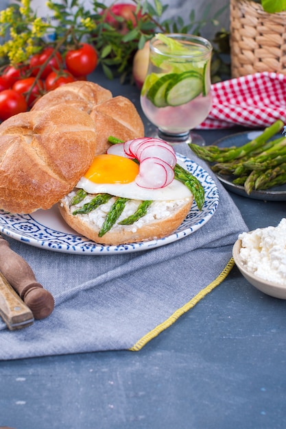 Desayuno con espárragos y huevo frito para el desayuno.