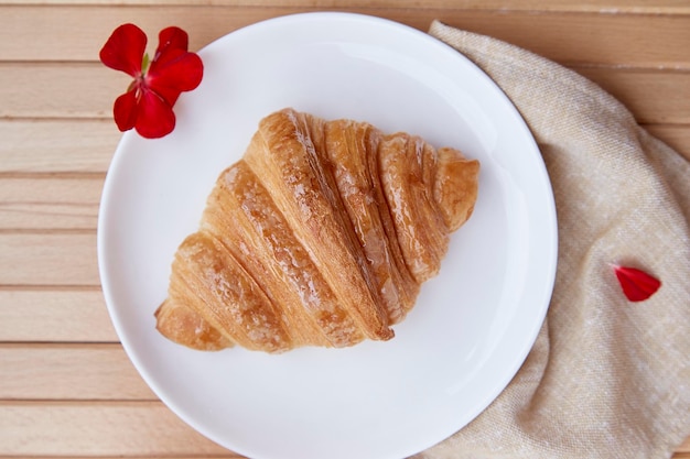 Desayuno estético corteza tradicional francesa croissant fresco de cerca fuera Vista superior comida