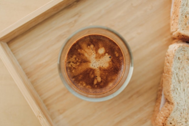 Desayuno fácil de sándwich de jamón con una taza de café espresso