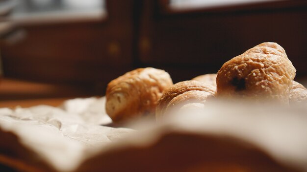 Desayuno francés con croissant, vajilla kraft sobre papel kraft. Mini croissants