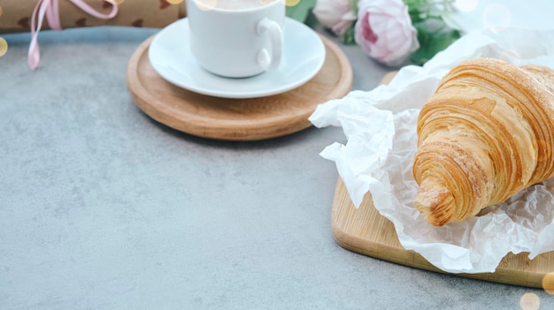 Desayuno francés con croissants y café sobre fondo de madera