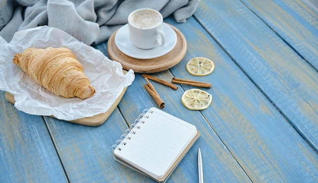 Desayuno francés con croissants y café sobre fondo de madera